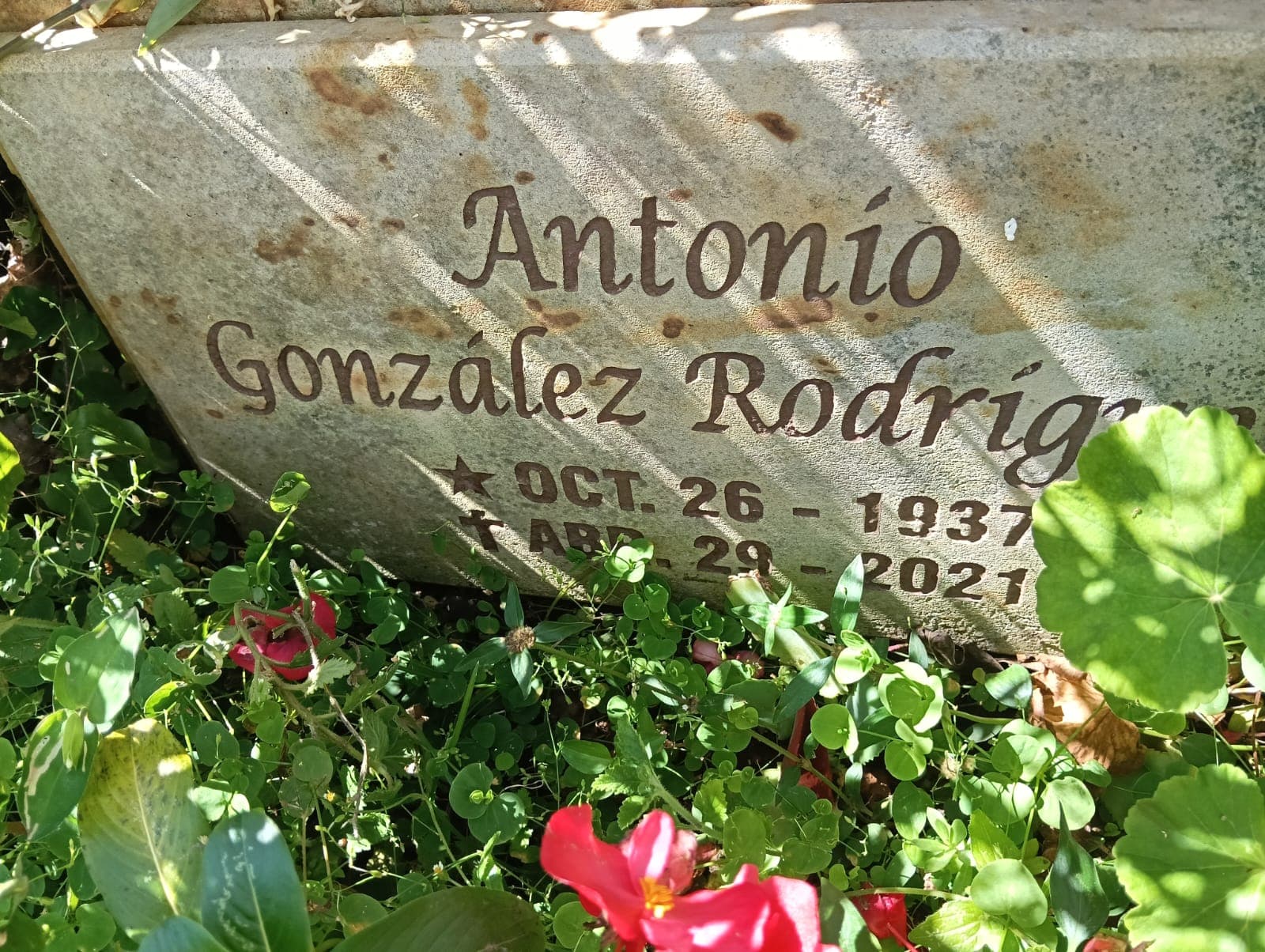 Placa con el nombre de don Toño