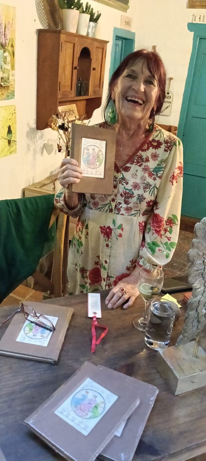 Isabel Crooke Ellison sosteniendo su libro Tejidos de vida