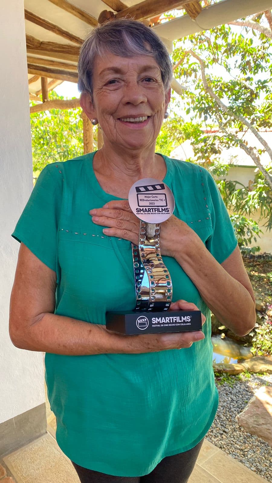 Isabel Cristina sosteniendo el premio de SmartFilms