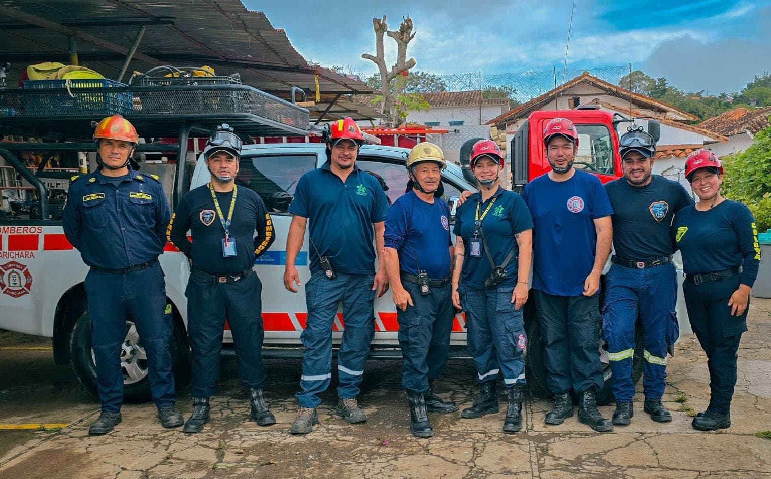 Comandante Marcos con el equipo de bomberos